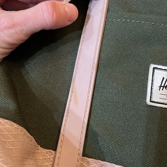 Olive green and pink Herschel Supply Co backpack - Picture 8 of 9